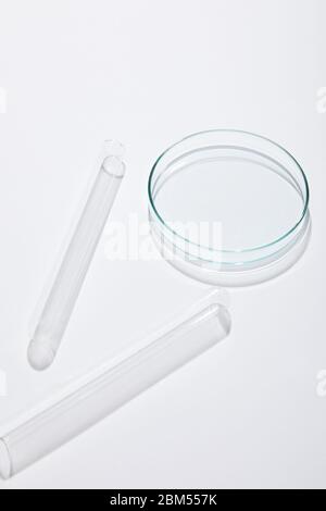 Vue en grand angle de la verrerie de laboratoire et des tubes à essai sur fond gris Banque D'Images