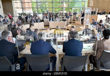 Kiel, Allemagne. 07th Mai 2020. Séparés par des panneaux de verre, les députés siègent dans le Landtag. Le Premier ministre Daniel Günther (CDU) fait ici une déclaration sur l'assouplissement des règlements de Corona. Crédit : Carsten Rehder/dpa/Alay Live News Banque D'Images