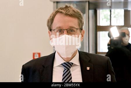 Kiel, Allemagne. 07th Mai 2020. Daniel Günther (CDU), Premier ministre du Schleswig-Holstein, arrive à la session Landtag avec un protecteur de la bouche et du nez. Günther fait ici une déclaration sur l'assouplissement des règlements de la couronne. Crédit : Carsten Rehder/dpa/Alay Live News Banque D'Images