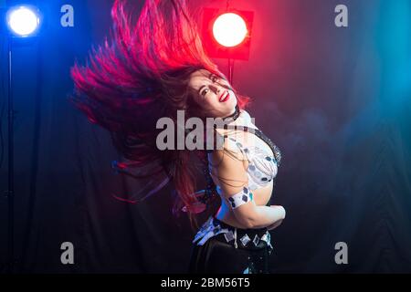 Jeune femme dansant dans le style Tribal Fusion. Danse du ventre sur la scène. Banque D'Images