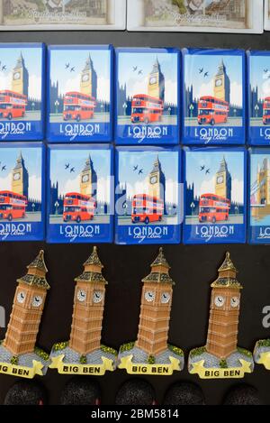 Aimants souvenir de tourisme Big Ben à vendre dans la boutique de cadeaux ou souvenir Stall Londres Angleterre Royaume-Uni Banque D'Images