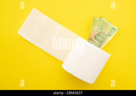 Vue de dessus du papier toilette blanc avec des roubles russes sur fond jaune Banque D'Images