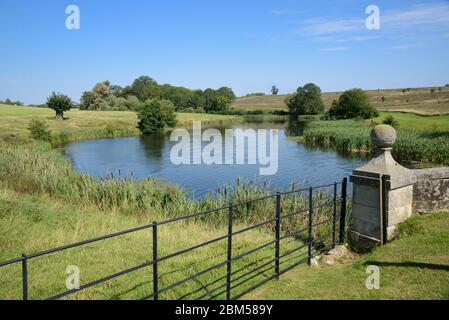 Chemins de fer, pont, lac et parc paysagé par Lancelot Capability Brown au Compton Verney Manor (1714) Kineton Warwickshire Angleterre Royaume-Uni Banque D'Images