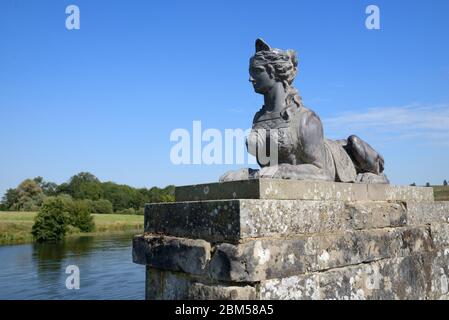 Pont Sphinx en pierre sur le lac dans le parc conçu par Capability Brown en 1769 à Compton Verney House Warwickshire, Angleterre Banque D'Images