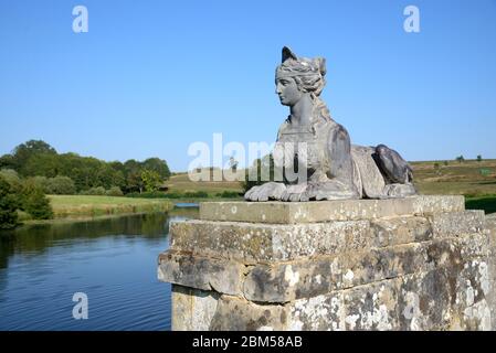 Pont Sphinx en pierre sur le lac dans le parc conçu par Capability Brown en 1769 à Compton Verney House Warwickshire, Angleterre Banque D'Images