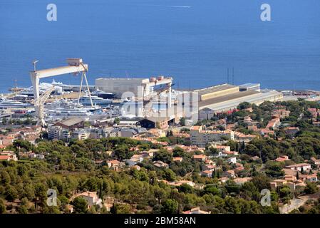 Vue sur le chantier naval ou le chantier naval et le port de la Ciotat sur la côte méditerranéenne Provence France Banque D'Images