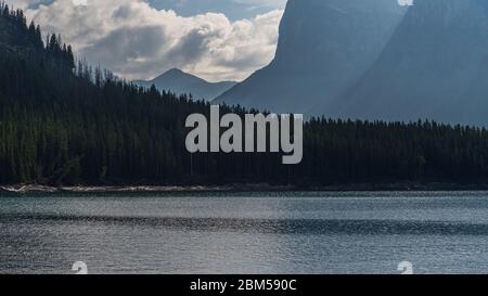 Vues sur le lac minnewanka, Banff, Alberta, Canada Banque D'Images