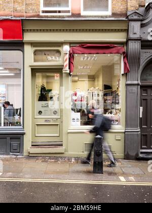 Magasin Barbers. Un magasin de coiffure typique de gents de l'arrière-rue dans les ruelles près de Covent Garden, Londres, Angleterre. Banque D'Images