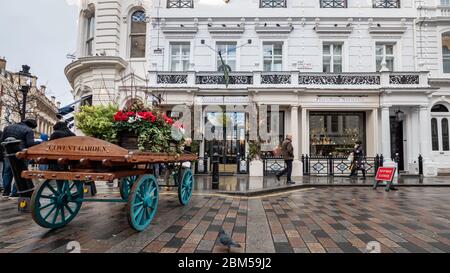 Covent Garden, Londres. Mobilier de rue avec influences du marché; la région plus douce est maintenant un quartier touristique et commerçant à la mode. Banque D'Images