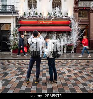 Le restaurant du Clos Maggiore, situé sur King Street, Covent Garden, Londres, accueille les touristes en admirant les décorations de Noël élaborées. Banque D'Images