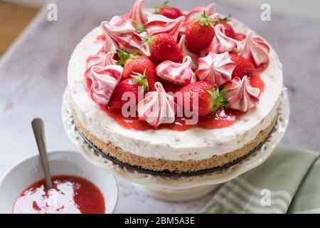 Délicieux cheesecake sur un support à gâteau recouvert de fruits Banque D'Images