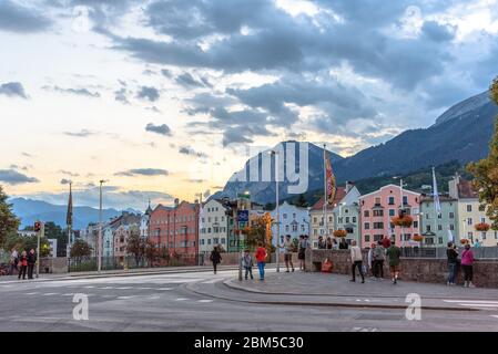 En regardant une rangée de maisons à Innsbruck, Autriche at Dusk Banque D'Images