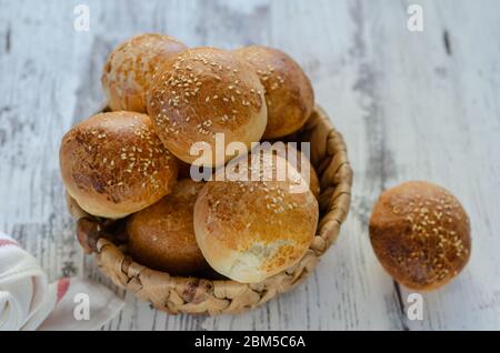 Petits pains à hamburger faits maison sur la table en bois. Banque D'Images