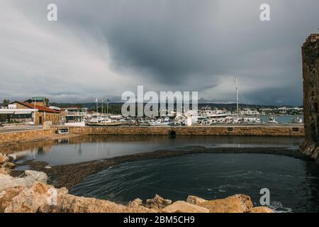 bâtiments près des yachts blancs amarrés dans la mer méditerranée Banque D'Images