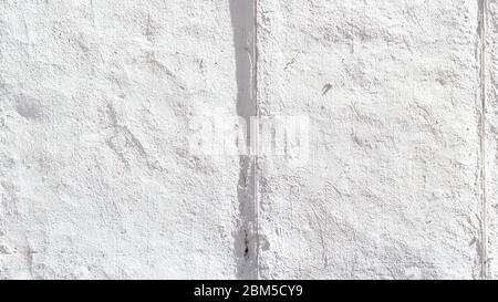 arrière-plan de construction panoramique - blanc couleur pas lisse plâtré mur extérieur éclairé par le soleil Banque D'Images