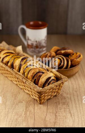 Autour de petits gâteaux faits maison sur la table. Biscuits à rayures au cacao et à la cannelle. Petits pains appétissants pour une tasse de café au petit déjeuner. Arrière-plan en bois Banque D'Images