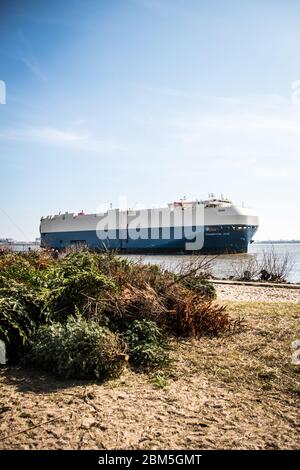 énorme porte-voiture sur une rivière Banque D'Images