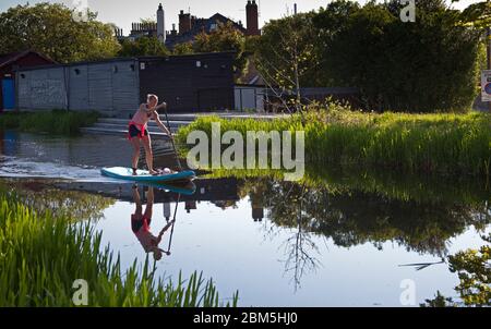 Union canal, Édimbourg, Écosse, Royaume-Uni. 7 mai 2020. Dans la matinée ensoleillée de 9 degrés, le canal de l'Union offre de nombreuses occasions d'admirer des vues panoramiques et de se rapprocher de la nature, des femmes sur des planches à rapaddle debout, la voie navigable s'étend du centre historique d'Édimbourg jusqu'à Falkirk. Crédit : Arch White/Alamy Live News Banque D'Images