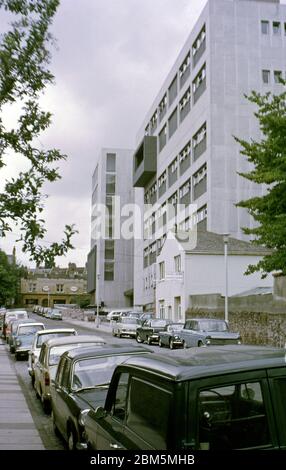 Bristol dans les années 60 et 70 : l'arrière du syndicat des étudiants de l'Université Bristol, situé à Richmond Hill Avenue, Clifton, a été construit en 1965 pour répondre aux besoins pastoraux, récréatifs et sociaux d'une population étudiante en expansion qui vit loin de chez elle. Le design comprenait de grandes salles de réunion, des salles de télévision et de jeux, un salon de coiffure, une boulangerie, des salles à manger et des bars, un théâtre de scène et une piscine. Cette photo a été prise en juillet 1970. Banque D'Images