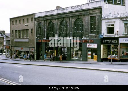 Bristol dans les années 60 et 70 : le Berkeley Coffee House dans Queens Road, Clifton, en face du Wills Memorial Building de l'université de Bristol, en juillet 1970. Faisant partie de la chaîne Cadena cafés Ltd, c'était un lieu de rencontre populaire pour les étudiants des années soixante et soixante-dix, servant du café et des repas légers. Le bâtiment abritait également le grill Cabot. Cadena a ouvert ses portes dans les années 30 et, dans ses premiers jours, a boosté qu'il était le café le plus distingué de la ville - restaurant, avec un orchestre de première classe jouant du jeu de glace tous les jours. Banque D'Images