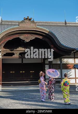 Kyoto / Japon - 12 novembre 2017 : filles dans les kimonos japonais traditionnels à la résidence Shogun du château de Nijo à Kyoto, Japon Banque D'Images