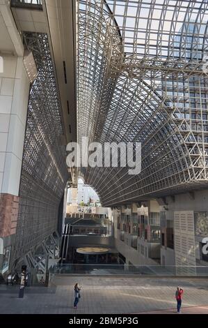 KYOTO, JAPON - novembre 3 2017 : intérieur moderne d'architecture de la gare de Kyoto, Japon Banque D'Images