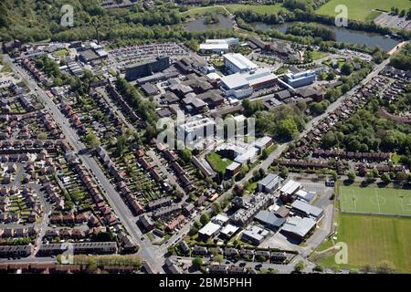 Vue aérienne de Ashton Sixth Form College (premier plan) et de l'hôpital général de Tameside Banque D'Images