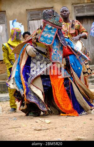 Homme vêtu d'un masque Egungun qui se produit pendant une danse rituelle. Le Egungun est un personnage yoruba qui représente les ancêtres de la ce religieuse Banque D'Images