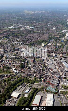 Vue aérienne du centre-ville de Stockport avec la piste de l'aéroport de Manchester au loin Banque D'Images