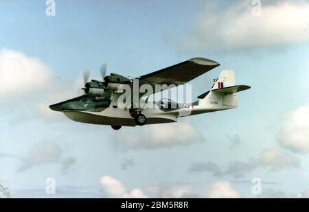 Morecambe, Lancashire, Royaume-Uni, scanné le 9 août 2011, neuf escadrons de commandement côtier de la RAF ont volé des amphibiens Catalina dans chaque théâtre de la Seconde Guerre mondiale peint comme JV298 WSERVED AVEC l'ESCADRON 210 COMME 'y' BASÉ À SULLOM VOE DANS LES ÎLES SHETLAND, DANS LA NUIT du 17 JUILLET 1944, L'OFFICIER DE VOL JOHN CRUICKSHANK A ÉTÉ GRAVEMENT BLESSÉ EN VOLANT DE CET AVION LORSQU'UNE CARAPACE, TIRÉE D'UN U-BOAT ALLEMAND, A EXPLOSÉ À L'INTÉRIEUR DU NEZ. IL A COURAGEUSEMENT POURSUIVI L'ATTAQUE ET A FINALEMENT COULÉ U-347 AVEC SIX CHARGES DE PROFONDEUR.JOHN CRUICKSHANK A DÉCOUVERT, À SON RETOUR À LA BASE, QU'IL A SUBI 72 BLESSURES SÉPARÉES Banque D'Images