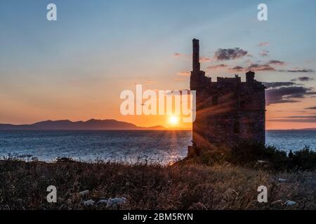 Arran coucher de soleil depuis la plage au château de Greenan, chefs d'Ayr. Banque D'Images