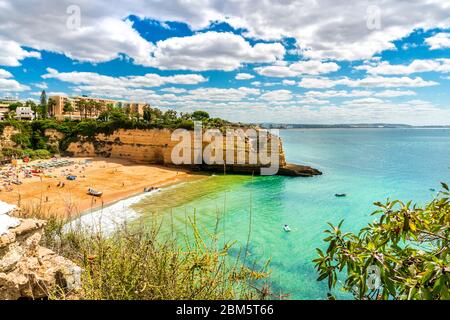 Belle plage de sable dans le nom de Nossa Senhora da Rocha à Porches, Algarve, Portugal Banque D'Images