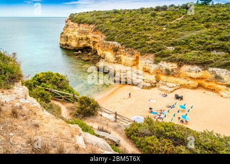 Belle plage de sable entourée de falaises appelées Barranco, Porches, Algarve, Portugal Banque D'Images