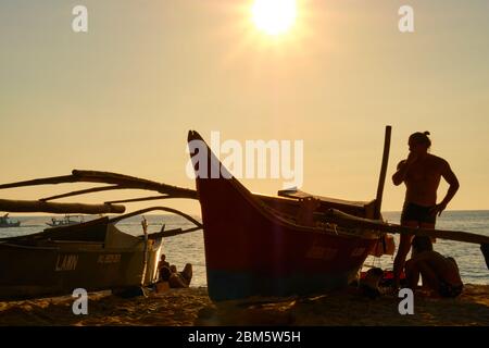 Boracay, Philippines - 23 janvier 2020: Coucher de soleil sur l'île de Boracay. Voile et autres bateaux traditionnels avec les touristes sur la mer sur le fond de Banque D'Images