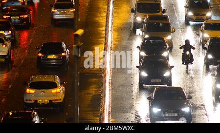 embouteillage dans la ville de leeds en forte pluie la nuit yorkshire royaume-uni Banque D'Images