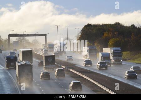 Trafic traversant de fortes pluies provoquant des pulvérisations sur l'autoroute A1/M leeds yorkshire uk Banque D'Images