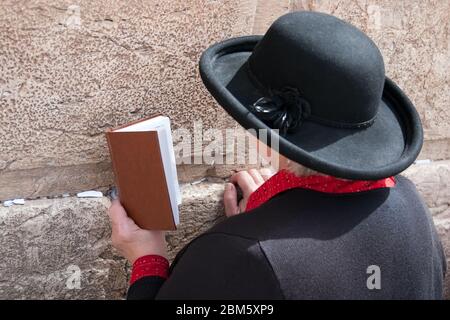 Prier des femmes au mur des lamentations de Jérusalem. Le mur occidental, le mur de l'habillage ou le Kotel est situé dans la vieille ville de Jérusalem à pied Banque D'Images