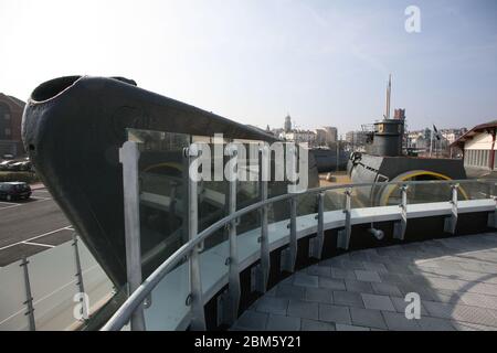 DOSSIER : 7 mai 2020. Photo prise: Seacombe, Wirral Royaume-Uni 18 mars 2009, de la plate-forme de visualisation donnant sur les quatre sections de l'U 534 construit en 1942 le sous-marin a été coulé le 5 mai 1945, avec deux U-boats de type XXI, les U-3523 et U-3503, En naviguant vers le nord sur la surface de la mer du Kattegat, lorsque deux avions de la RAF Liberator ont attaqué (G/86 George de Tain et E/547 Edward de Leuchars). L'équipage a réussi à abattre un bombardier et neuf charges de profondeur ont manqué, mais le bateau a ensuite été frappé directement par une charge de profondeur du G/86. Le U-534 BEG Banque D'Images