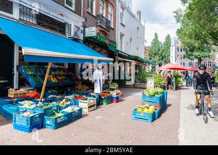 Amsterdam, pays-Bas - 8 septembre 2018 : vendeur dans un magasin de fruits et légumes avec des gens autour d'Amsterdam, pays-Bas Banque D'Images