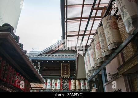 Temple de Mayami Jizo ou Chugen-ji dans le district de Gion. De Kyoto. Vue à angle bas sur les rangées de lanternes japonaises dans un sanctuaire bouddhiste Banque D'Images