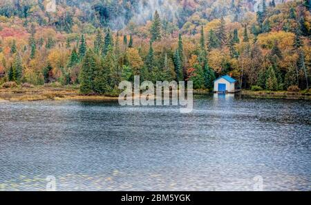 Une promenade à bateaux sur le lac près du canyon Agawa, Canada Banque D'Images