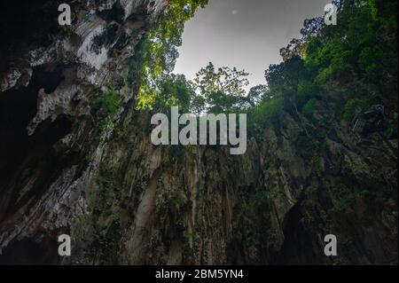 Les grottes de Batu, Selangor, Malaisie. Vue sur la lucarne naturelle et les falaises de calcaire depuis l'intérieur du bâtiment du temple Banque D'Images