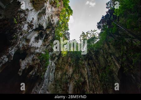 Les grottes de Batu, Selangor, Malaisie. Vue sur la lucarne naturelle et les falaises de calcaire depuis l'intérieur du bâtiment du temple Banque D'Images