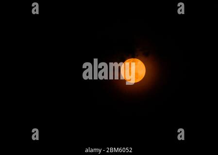 Mandaluyong, région de la capitale nationale, Philippines. 7 mai 2020. Super lune rouge vue de Metro Manille, Philippines crédit: George BUID/ZUMA Wire/Alamy Live News Banque D'Images