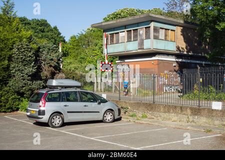 Un jogging mâle devant la boîte de signalisation de la route de Vine de Network Rail à Barnes, SW London, Royaume-Uni Banque D'Images