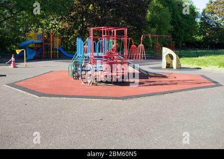 Un terrain de jeu pour enfants vide et abandonné à Barnes, SW London, Royaume-Uni Banque D'Images