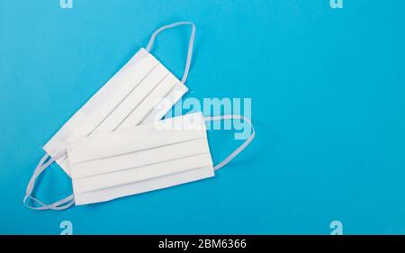 masque de protection en coton lavable sur fond bleu covid-19 Banque D'Images