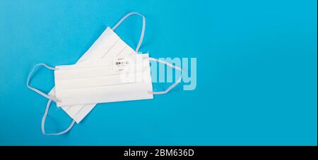 masque de protection en coton lavable sur fond bleu covid-19 Banque D'Images