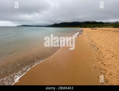 La mer et la plage au terrain de camping de la baie de Totaranui, Nouvelle-Zélande Banque D'Images