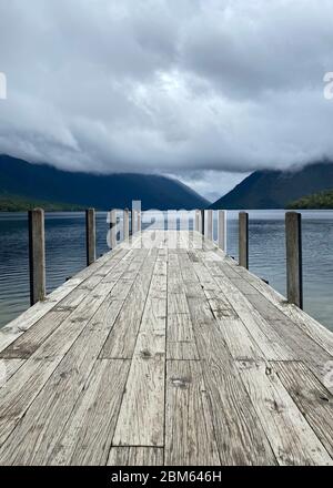 Jetée en bois au lac Rotoiti, St Anaud, Nouvelle-Zélande Banque D'Images